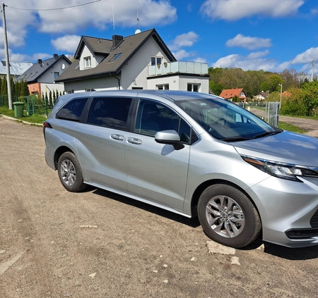 Toyota Sienna cena 229000 przebieg: 10000, rok produkcji 2023 z Trzebiatów małe 121